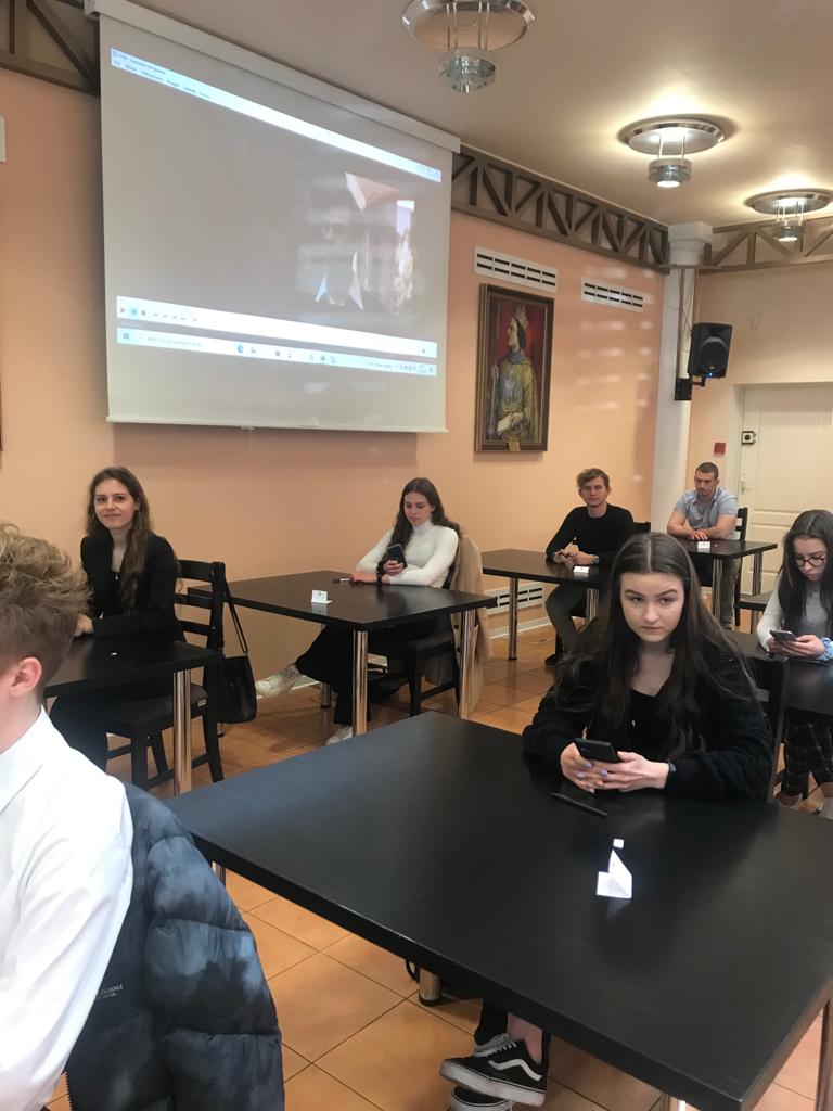 Uczennice przed rozwiązywaniem zadań